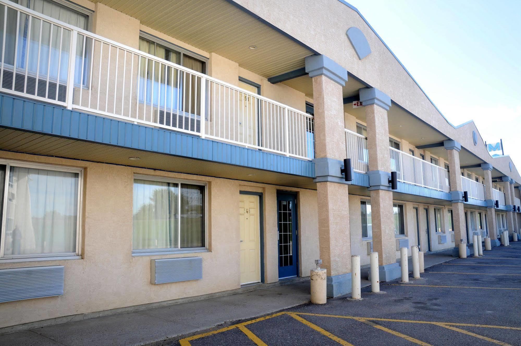 Country Lane Inn & Suites Swift Current Exterior photo